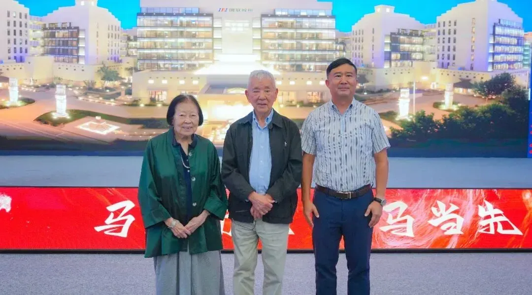 Le c&eacute;l&egrave;bre leader de la communaut&eacute; sino-am&eacute;ricaine Long Shengde et son &eacute;pouse Quan Ruxiang rendent visite &agrave; l'IBI, accompagn&eacute;s d'un repr&eacute;sentant du Wen Wei Po de Hong Kong.