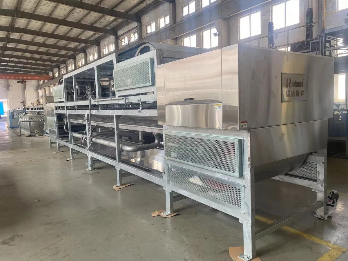 Double layer steel belt cooling resin flaker