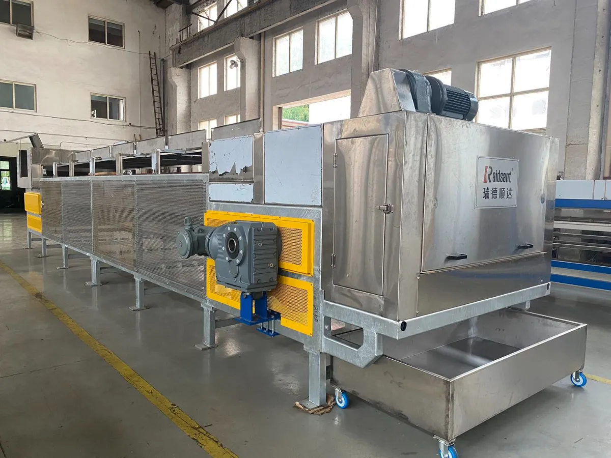 Steel belt cooling resin flaker