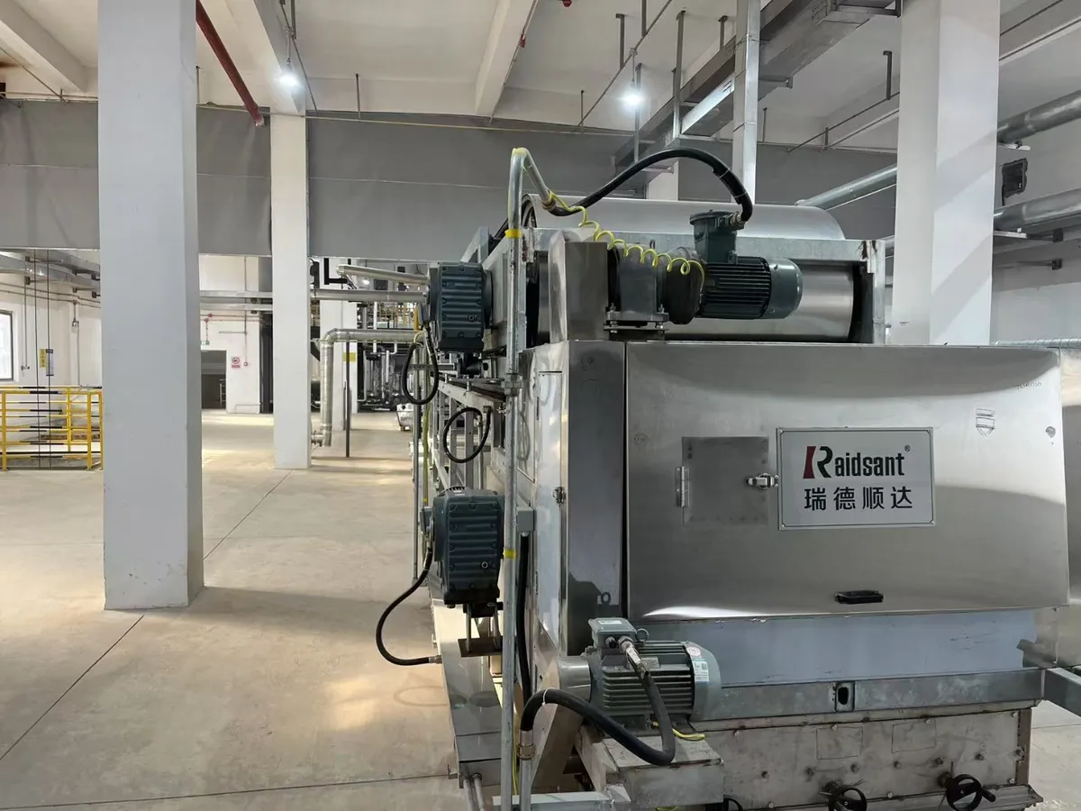 Double layer steel belt cooling resin flaker