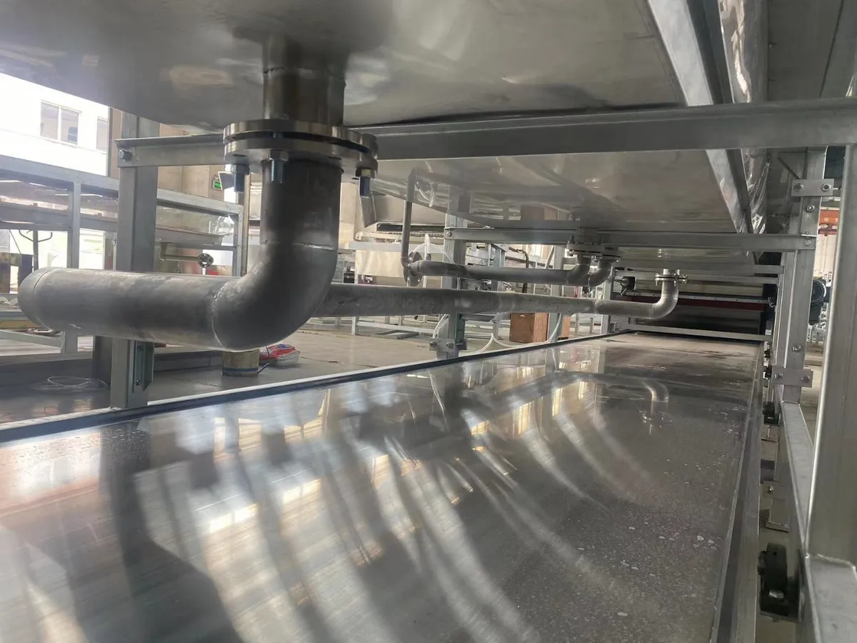 Steel belt cooling resin flaker