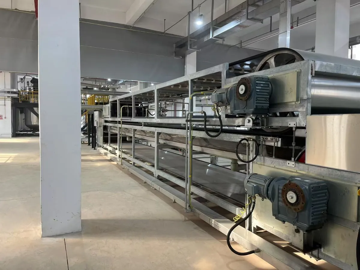 Double layer steel belt cooling resin flaker