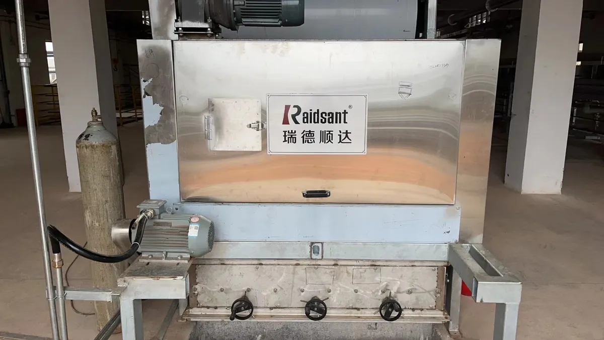 Steel belt cooling resin flaker