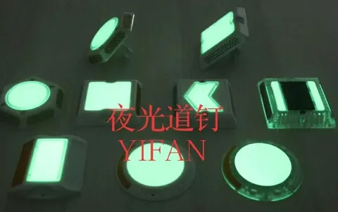 Светящийся в темноте дорожный буй