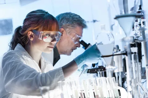 The moisture-proof and reinforcing sizing agent reduces the starch consumption of base paper by 10-20% and is simple to operate.