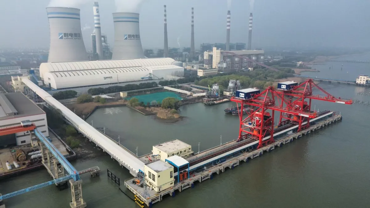 7万吨级大型海轮可直达江阴利港电厂码头。