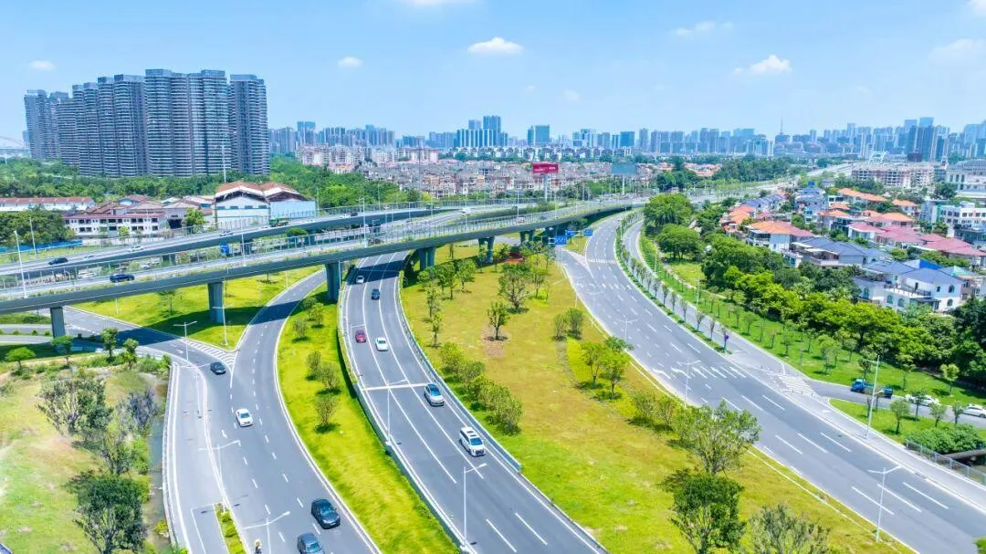 El proyecto del paso elevado de la carretera Huayang en Shunde, Foshan, construido por China Communications Construction, ha sido completado.