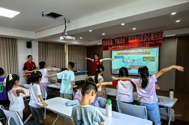 【Jiangsu】Acci&oacute;n voluntaria "Navegaci&oacute;n segura para los ni&ntilde;os" del Departamento de V&iacute;as Navegables de Zhenjiang del R&iacute;o Yangts&eacute; llega a la comunidad.