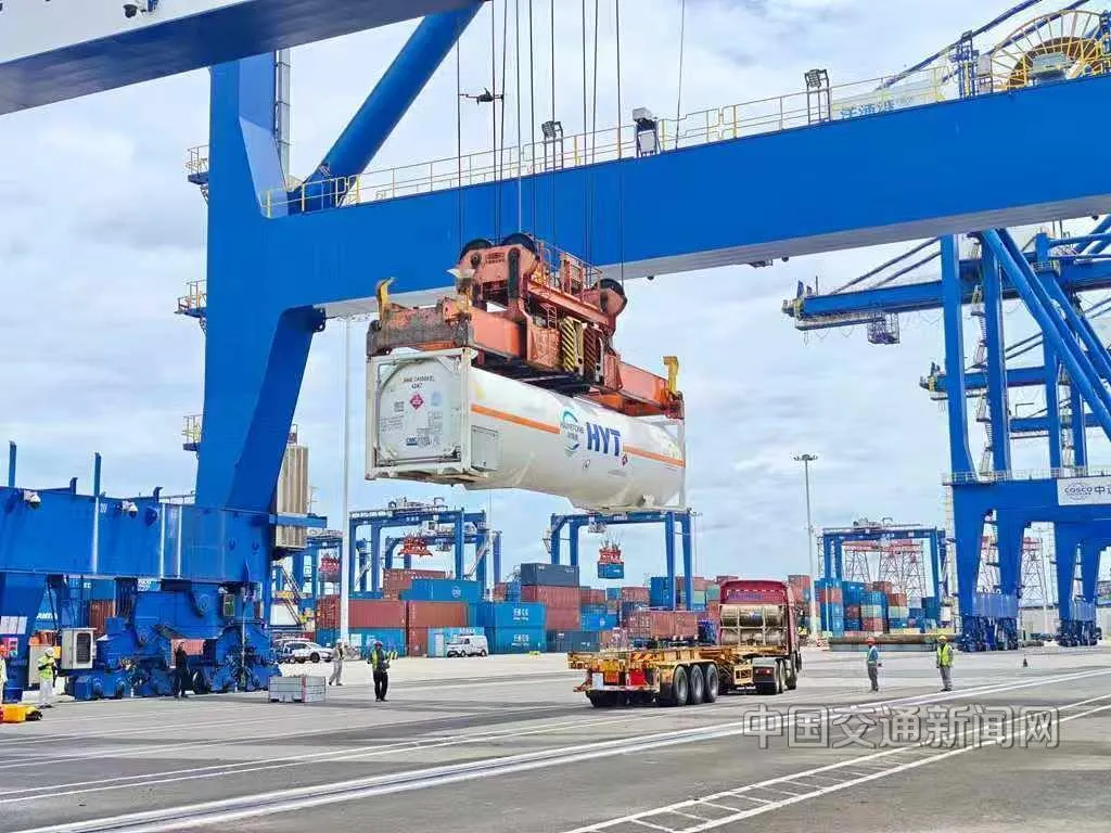The nation's first bonded LNG tank container international transit business has been launched in Yangpu, Hainan.