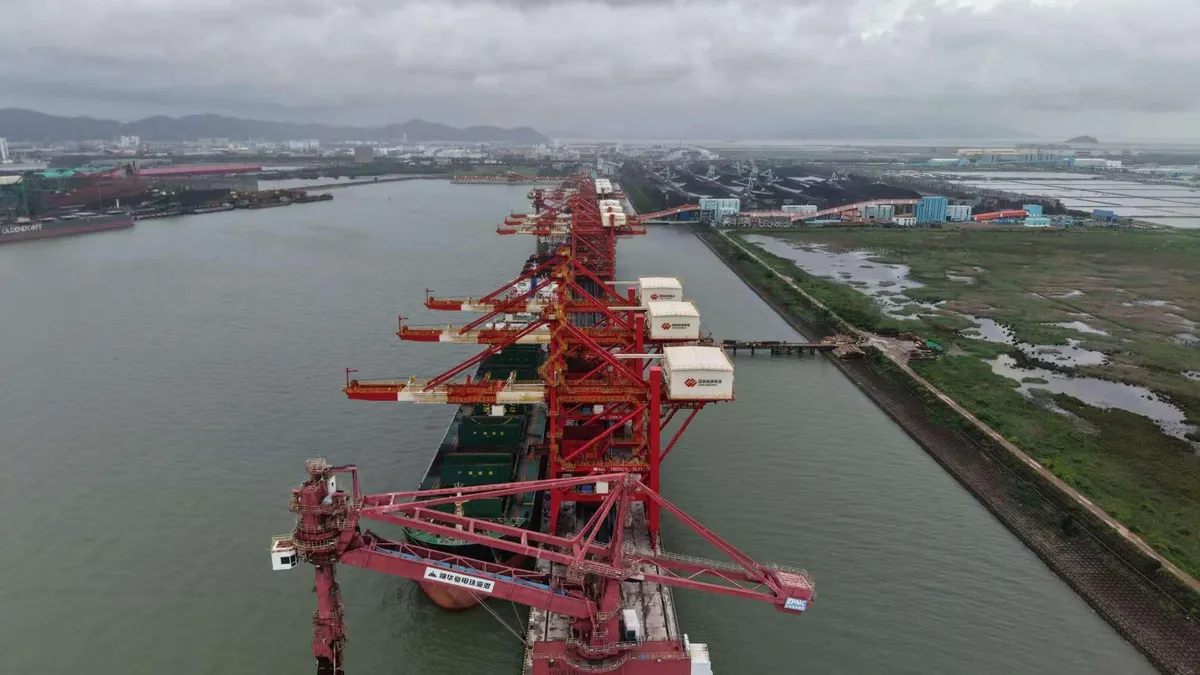 Zhuhai Gaolan Port District Guoneng Bulk Cargo Terminal Project's loading and unloading system and foundation engineering passed completion acceptance.