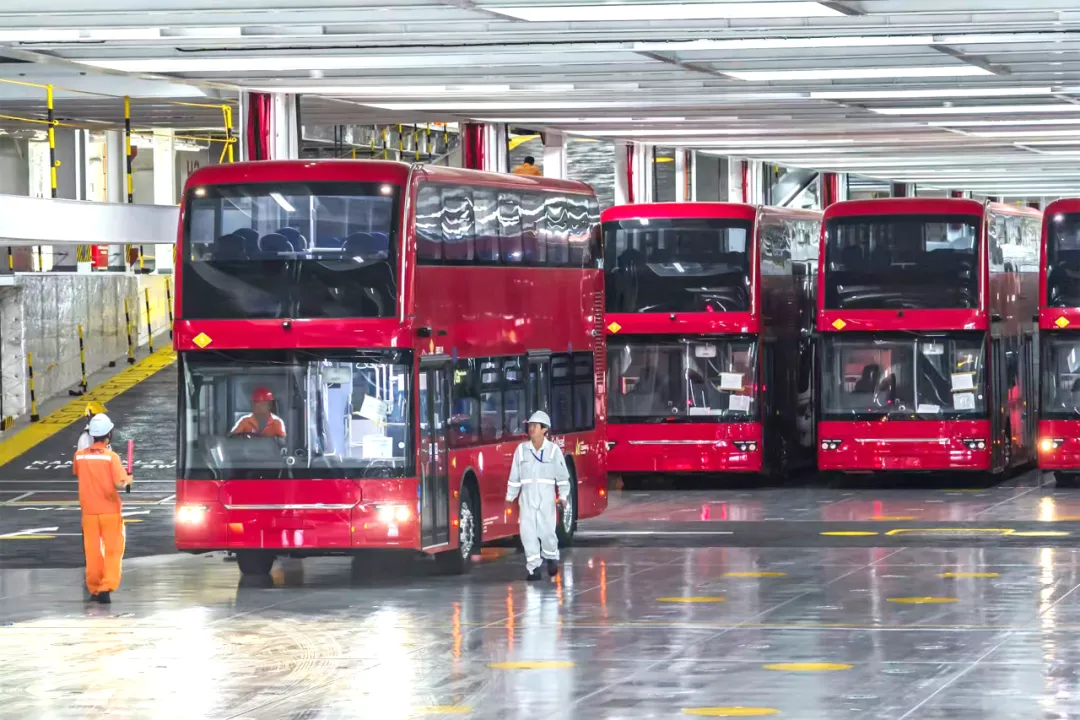 Domestic new energy electric double-decker buses are being shipped from Yantai Port to Europe.