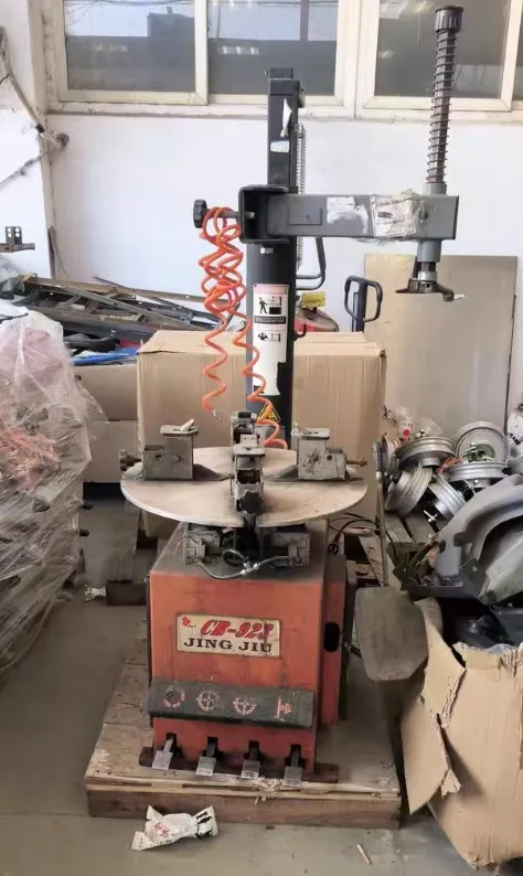 Machine &agrave; d&eacute;monter les pneus ordinaire (ancienne)