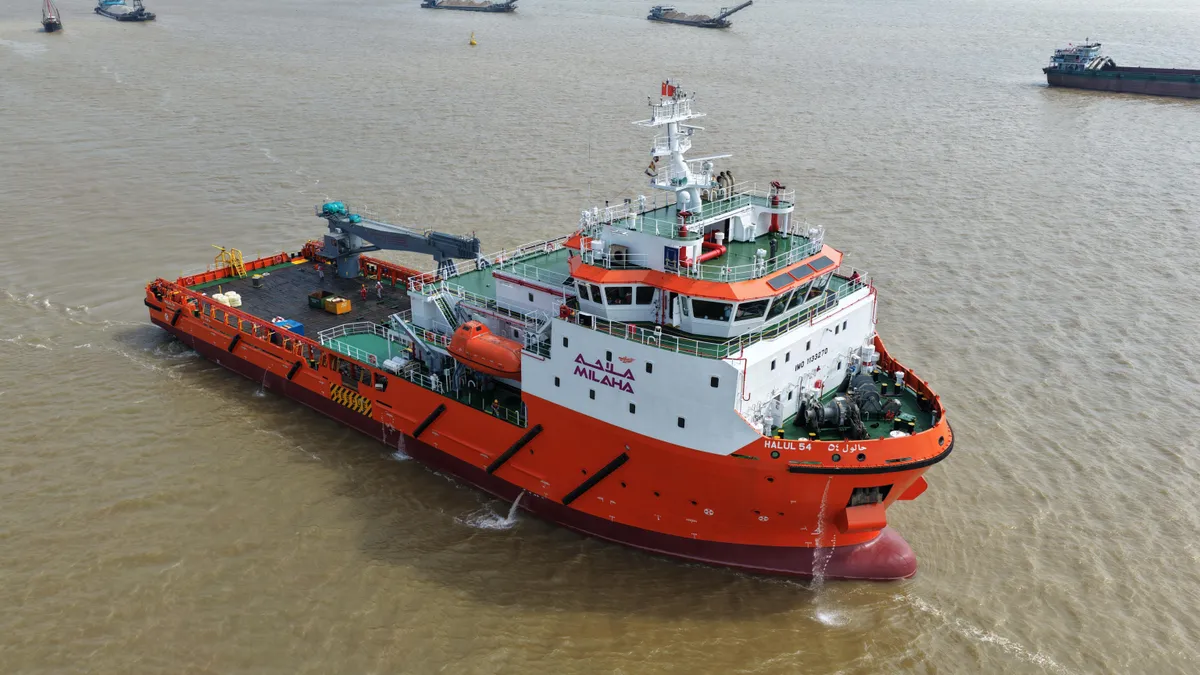 The 80-meter multi-purpose platform supply vessel constructed by Guangzhou Salvage Bureau was delivered to Qatar.