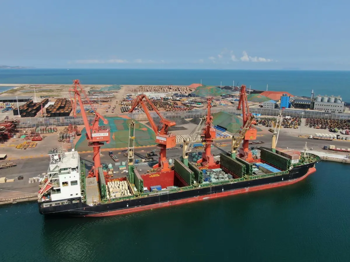 El puerto de Yantai inaugura la nueva ruta de carga general de l&iacute;nea regular "Penglai-Indonesia".