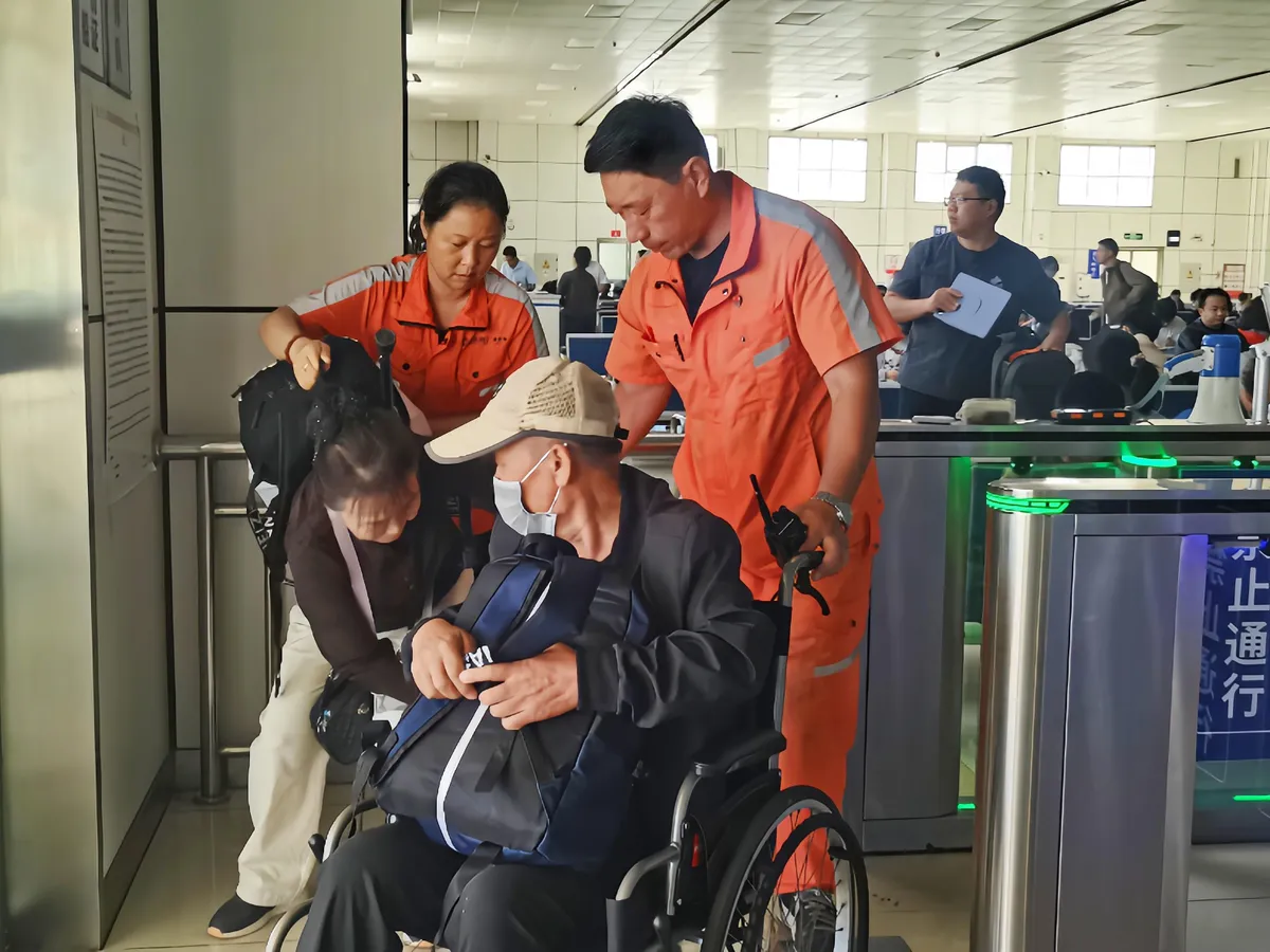 烟台港优化服务高效应对国庆假期客流高峰。