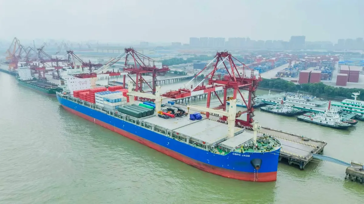 Puerto de Jiangyin supera 4.34 mil millones de toneladas de carga en los primeros tres trimestres de 2026