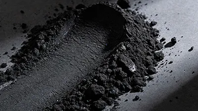 Negro de carbono de China en medio de tirantez de la fuente